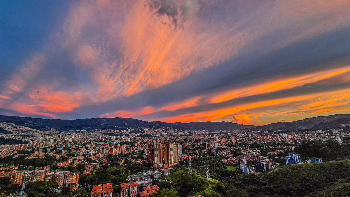 estebanrestre's tweet photo. Las postales que nos deja Medellín, la ciudad que nos inspira. 🧡 https://t.co/6hc2d9qvmj