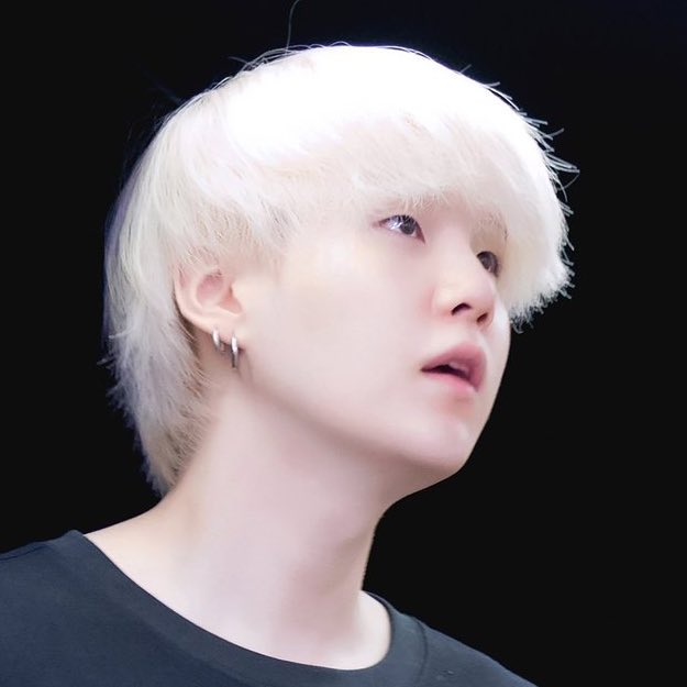 YGEB0Y's tweet photo. ESCUSE ME? YOONGI IS A ANGEL? https://t.co/jpCasqQcRx