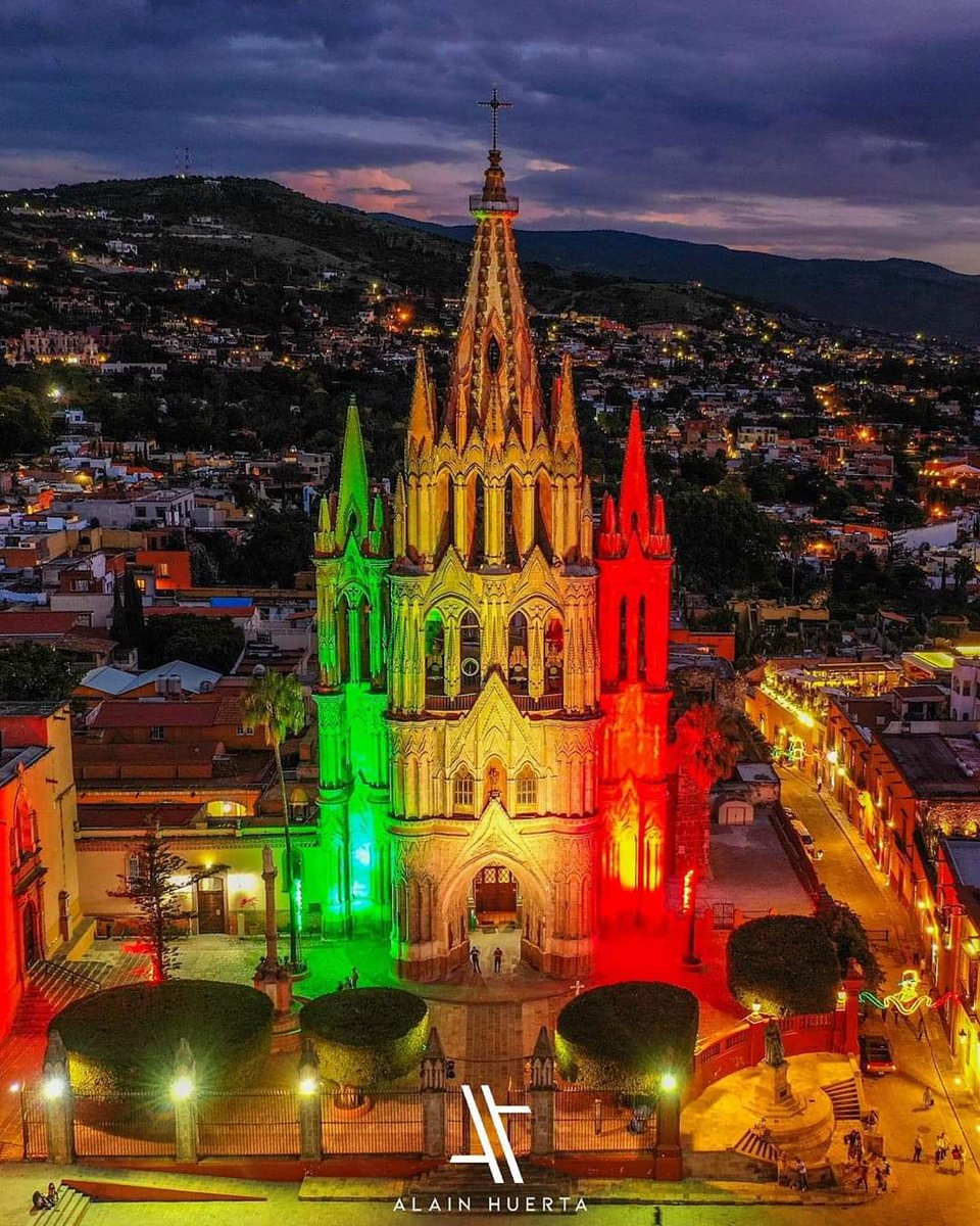 La Parroquia de #SanMiguelDeAllende se viste de gala para desearnos #BuenasNoches 🇲🇽🌙✨ las imágenes que nos regala el Estado de #Guanajuato son espectaculares 😍 #ViveGrandesHistorias