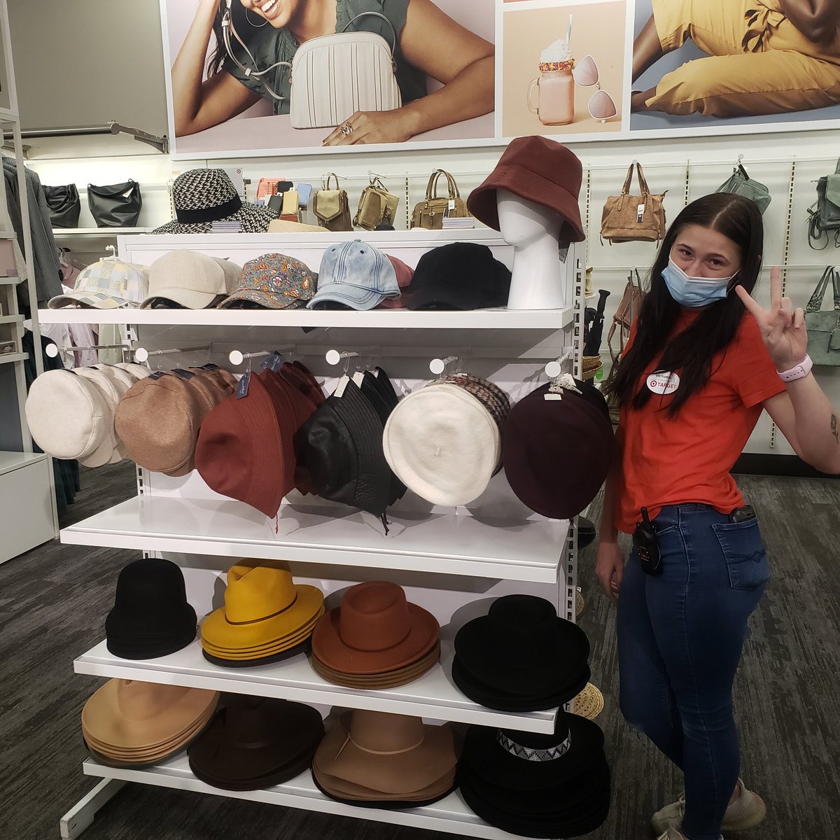 VM_Tre's tweet image. Shout Out to DBO Victoria! I love when my team shows ownership &amp;amp; pride in everything they do. Thank u for being GUEST centric by presenting our guest with Best BRAND in focus, high standards and inspiring mannequin moments.🤟🏾
#Target #T1051 #D354  #G396  #VMLStyle
