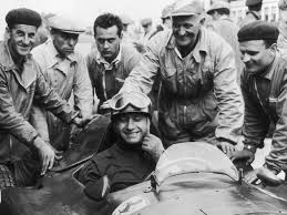 agjoseluis1's tweet photo. Un 2 de setiembre de 1956 #Fangio logra su 4to Campeonato Mundial de @F1 con #FerrariD50 cedida en gran gesto por #PeterCollins y terminando 2do detrás del ganador @StirlingMoss
@MarianF1Silva @estefaniamdq @daniel62sonzini @paolantonio67 @JorgeGarciaArt3 https://t.co/bIn8QUX9Sq
