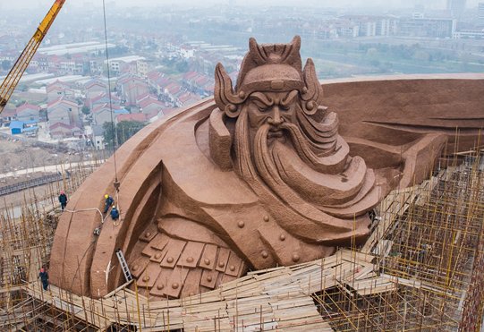 荣剑on Twitter 荆州最大关公像 高58米 基座高10米 重达10余吨 青龙偃月刀重达136吨 总投资1 7亿 据说是非法建筑 最近开始拆除 移到别处 拆除迁移费用1 55亿 荆州市真是钱多 建这么大的雕像 建完了又拆除 钱打水漂了 就像小孩过家家 T Co