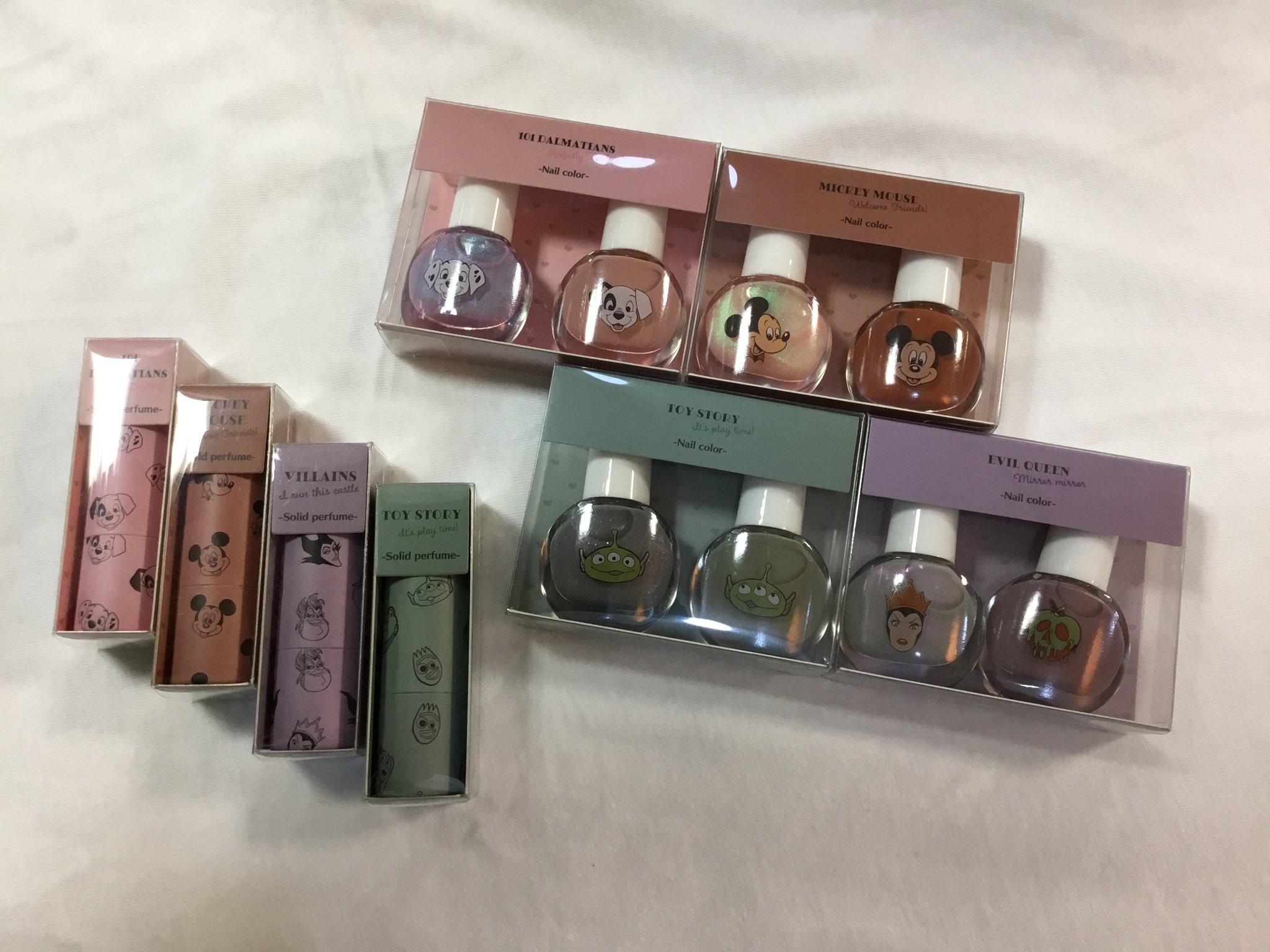 サンキューマート横浜西口5番街店 新商品 ディズニーキャラクターの コスメアイテムが新登場 アイシャドウパレット 4種 ネイルカラー2本セット 4種 練り香水 4種 パッケージもかわいく コンパクトで持ち運びにもぴったり もちろん全品390円