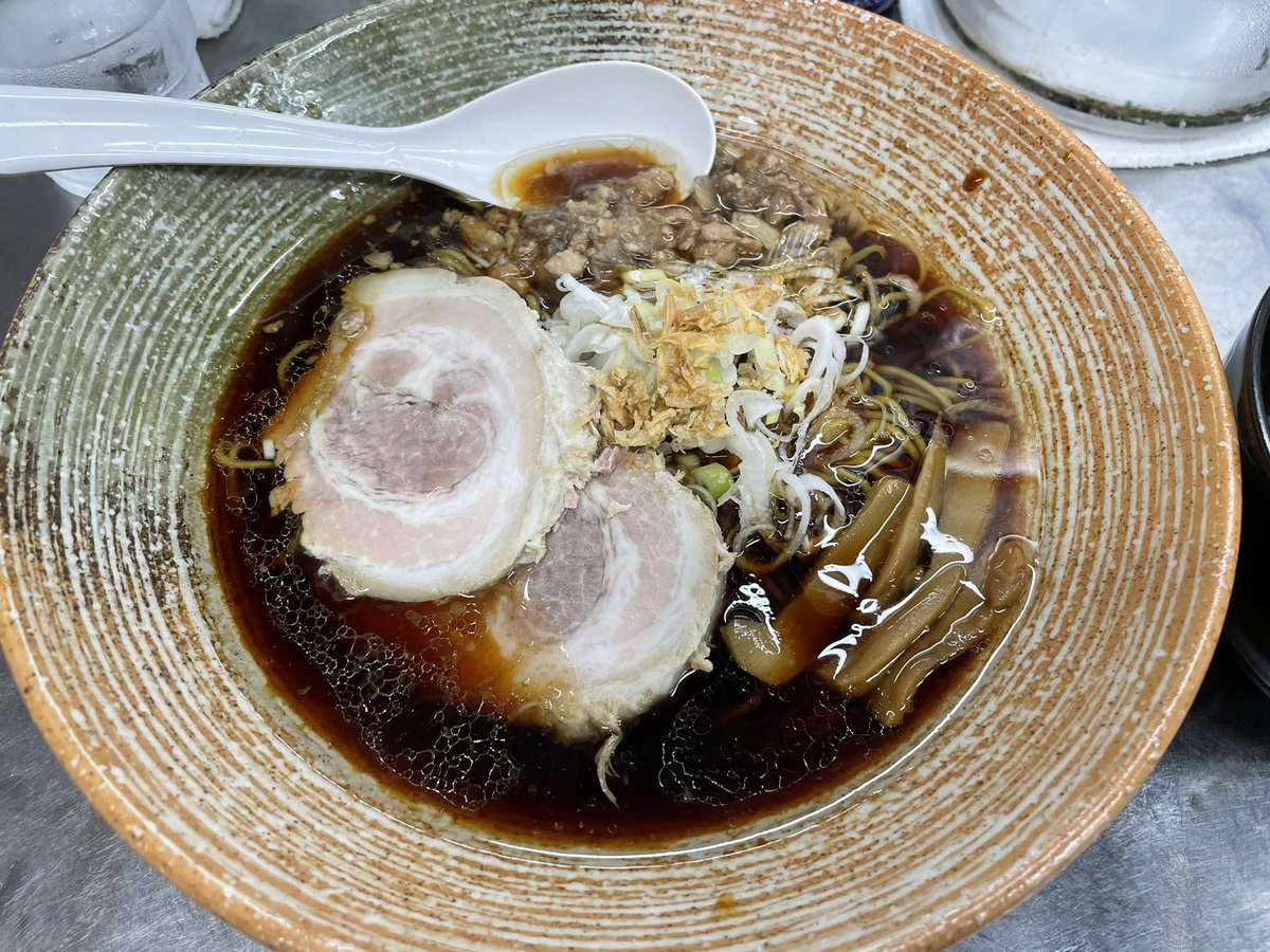 menheragirl2016's tweet photo. 覆麺智@神保町

覆麺ラーメン10段
麺半分
TP生卵Ｗ

初牛テール目当てで出かけた瞬間に TLで売り切れ確認😭
デフォ目当てに向かう途中で
10段チャレンジ決意😊

ビビりつつも1口スープ飲んで…
よし！いける！😊
余裕クリアでした😊

副反応出ないとこを祈る😝

お心遣いありがとうございました😊 https://t.co/zA37Z15Uny
