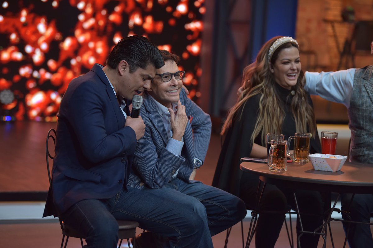 faisynights's tweet photo. Que empiece nuestra noche bohemia junto a @VictorGmusica @MaribelGuardia @Pepillo_Origel @faisirrito y @marianaecheve 
#FaisyNights https://t.co/sczxquaZAM