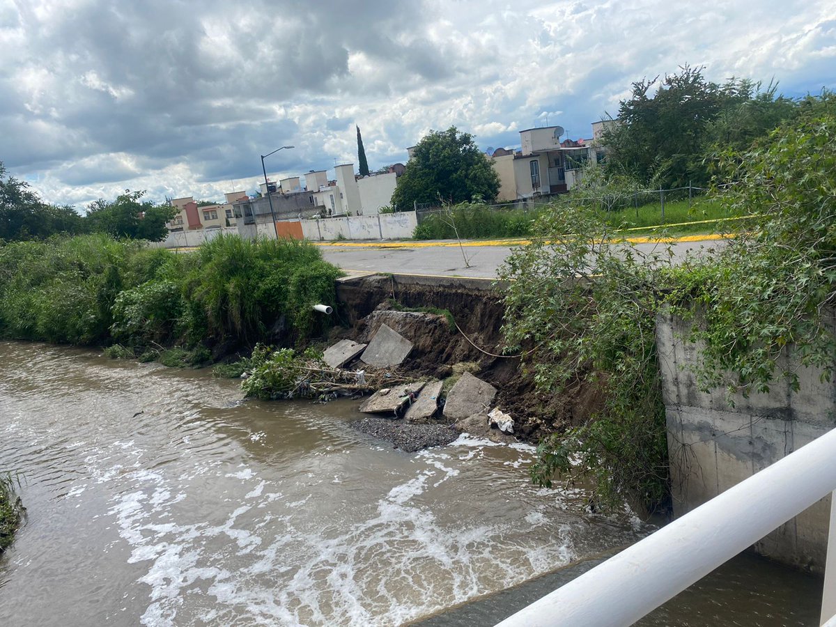 FPaseosdelRio's tweet photo. Habitantes del Fraccionamiento Paseos del Río muy preocupados desgajamiento del Río, urge apoyo para solucionar este problema @Sicapez_Zapata @PC_Morelos @ZapataGob @GobiernoMorelos @PC_Morelos @CNPC_MX https://t.co/5SEXSHyLbm