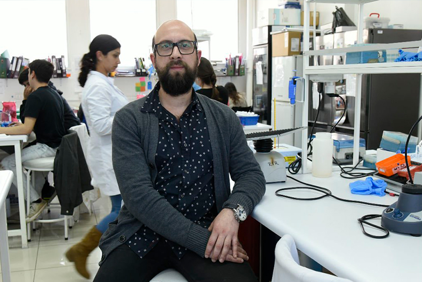 uchile's tweet photo. AHORA desde las 7:30hrs., el Dr. Ricardo @sotorifo, investigador @icbm_uchile, conversará con Sergio @camposulloa y @verfranco en #ElDiario de @cooperativa sobre la nueva variante MU y cómo complejiza la situación de la pandemia. EN VIVO en:   https://t.co/nHT2RTzkbc https://t.co/ZwnG7WnPeb