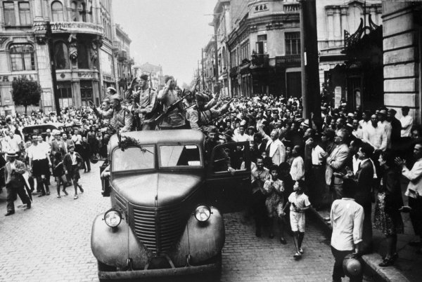 16 сентября принимал парад в харбине. Харбин парад Победы 1945. Парад Победы в Харбине 1945 год. Парад советских войск в Харбине в 1945 году. Парад Победы - 1945 - над Японией.