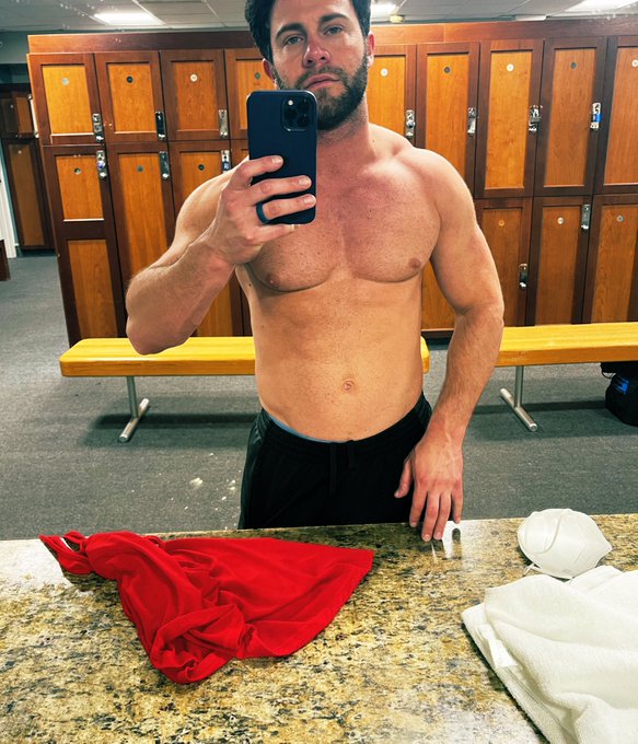 Good to be back In LA at my favorite gym .. Hawaii was so much fun however I missed my home and my friends<a href="/tag/grateful"class="tags"><span>#grateful</span></a><a href="/tag/4yearssober"class="tags"><span>#4yearssober</span></a><a href="/tag/freeofbondage"class="tags"><span>#freeofbondage</span></a><a href="/tag/stopth"class="tags"><span>#stopth</span></a>