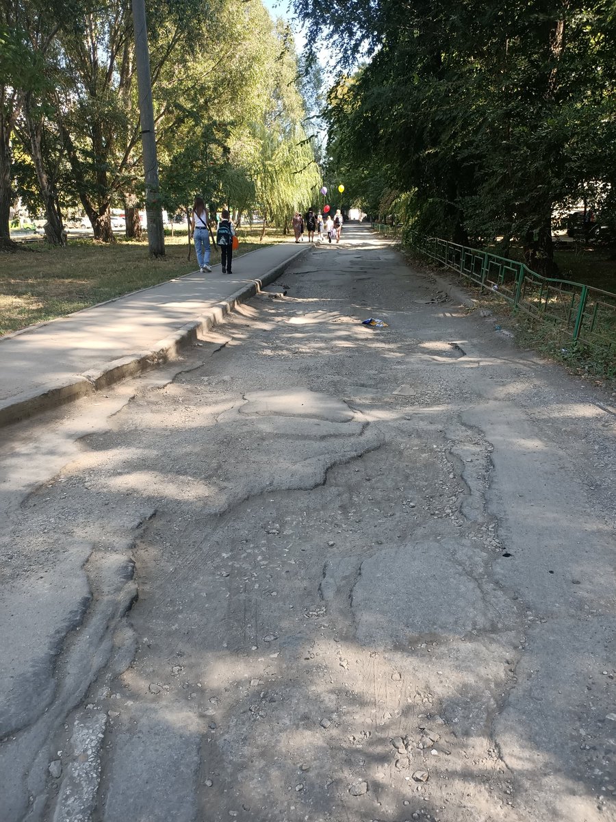 Avdeeva_Katrin's tweet photo. Наша дорога к школе 3, ул. Фадеева. Вот интересно было бы администрацию района заставить тут проехать на своих машинах. #1сентября #промышленныйрайон #администрацияпромышленногорайонасамара @SamMobilePriem https://t.co/buRkDILaux