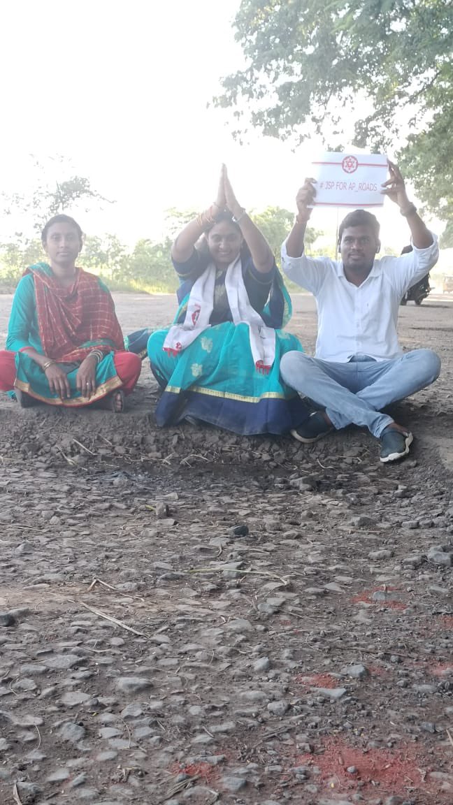 JSPVeeraMahila's tweet image. ఆంధ్ర ప్రదేశ్ రోడ్ల దుస్థితి పై @JanaSenaParty డిజిటల్ క్యాంపైన్, తూర్పు గోదావరి జిల్లా.

పెద్దాపురం నియోజకవర్గం, సామర్లకోట నుంచి ప్రారంభమయ్యే కెనాల్ రోడ్డు.

#JSPForAP_Roads