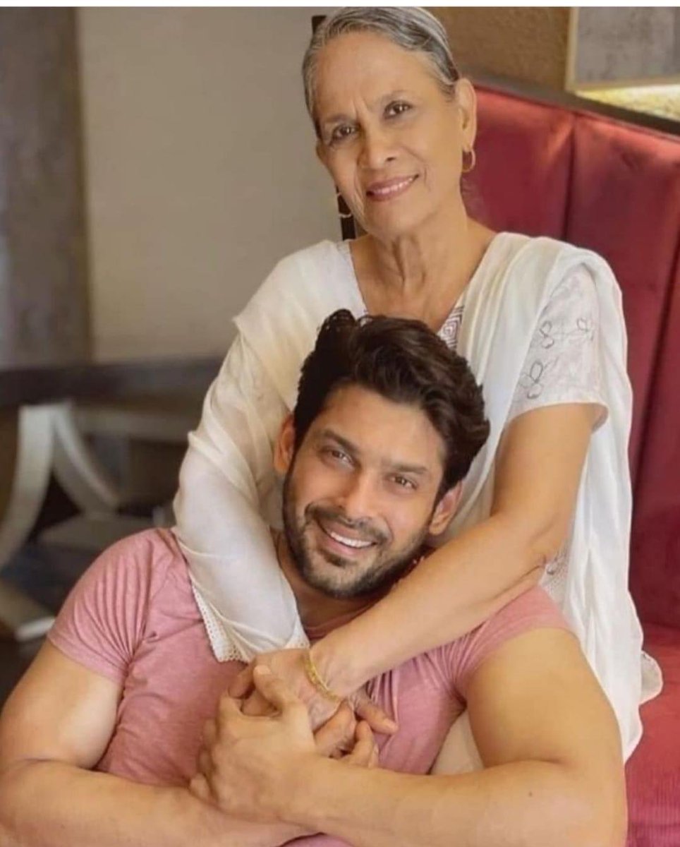 shehnazsolofc's tweet image. Maa Ka Ladla Chala Gaya... stay strong  #RitaMaa Ji.. 

#SiddharthShuklaRIP