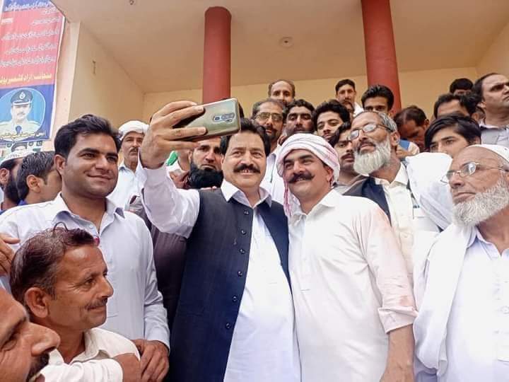 GhaisAslam's tweet photo. PPP Central leader and member  assembly Haji Javed Iqbal Bhudhanvi Taking selfie with workers
عوامی لیڈر کا عوامی انداز 💞 https://t.co/ndlU4LXl1C