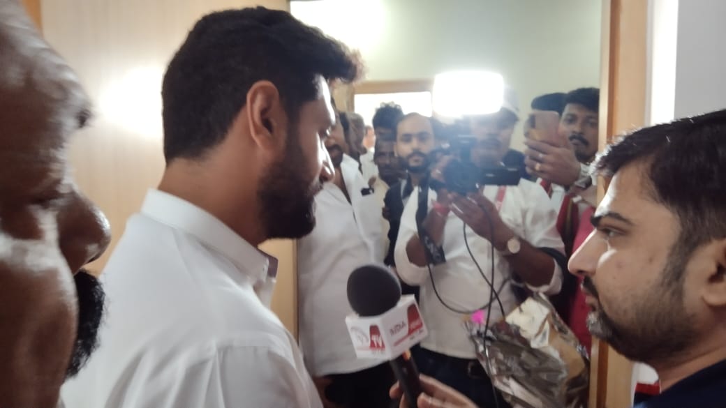 LJP4India's tweet photo. आज आशीर्वाद यात्रा की शुरुआत से पहले पटना श्री कृष्णापुरी अपने आवास पर लोजपा के राष्ट्रीय अध्यक्ष आदरणीय श्री @iChiragPaswan जी ने मीडिया के साथियों के साथ चर्चा की। https://t.co/Q8n8NfT5St