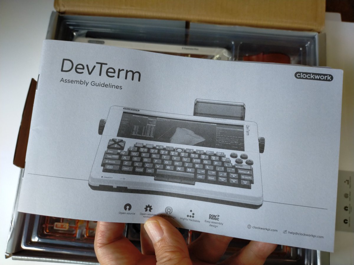 hortense667's tweet image. DevTerm届いた。
こんなにプラモデル感覚だとは！！
プチプチやるのが楽しみ。
そうそうこれもRaspberry Pi を積んだコンピューターですな。
これの中でほとんどコンピューターとして使えるって言ったけどぜんぜんそうなんですよね。
youtu.be/E34-nojIG9o
clockworkpi.com/devterm
@Hal_clockwork