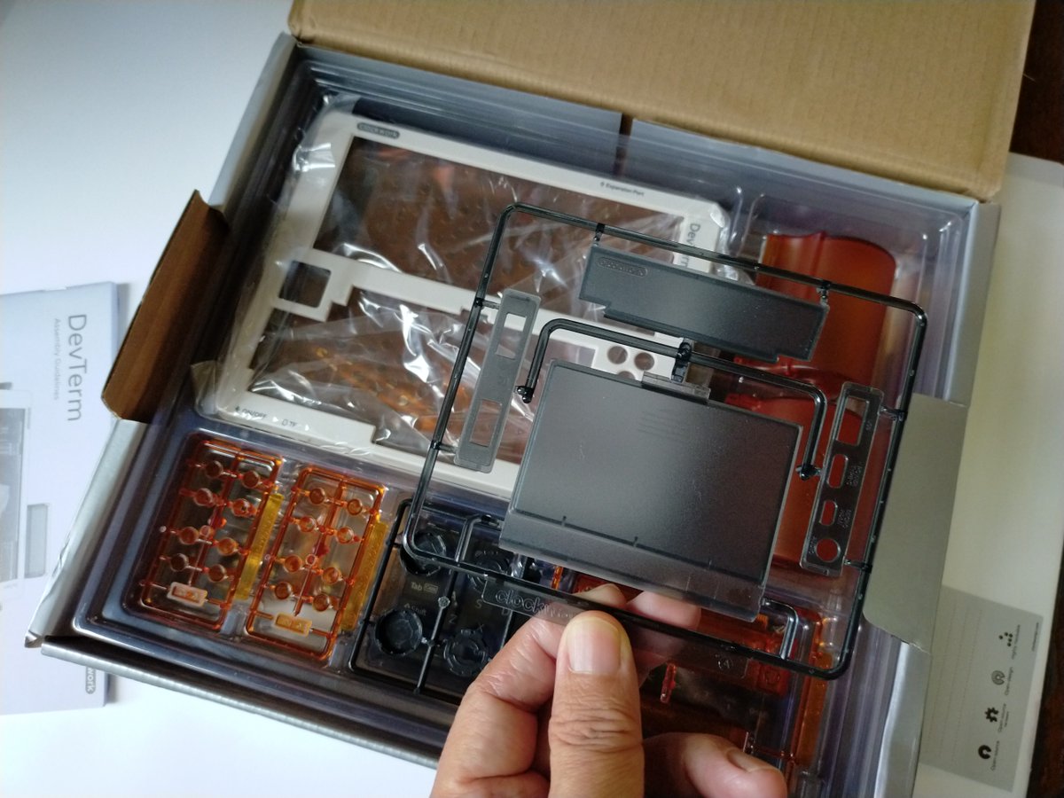 hortense667's tweet image. DevTerm届いた。
こんなにプラモデル感覚だとは！！
プチプチやるのが楽しみ。
そうそうこれもRaspberry Pi を積んだコンピューターですな。
これの中でほとんどコンピューターとして使えるって言ったけどぜんぜんそうなんですよね。
youtu.be/E34-nojIG9o
clockworkpi.com/devterm
@Hal_clockwork