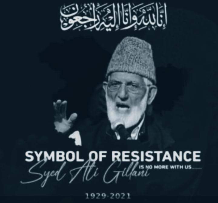 Lodhi666's tweet photo. #FascistAgendaOfModi
In Indian illegally occupied Jammu and Kashmir, the dead body of veteran Hurriyat leader, Syed Ali Gilani was wrapped in Pakistani flag by mourners at his Hyderpora residence in Srinagar.
@Lodhi666 
@Bemine2330 
@Sameer_Mughaal 
@XM34094634 
@TeamWPak_ https://t.co/8jmMz1pkS6