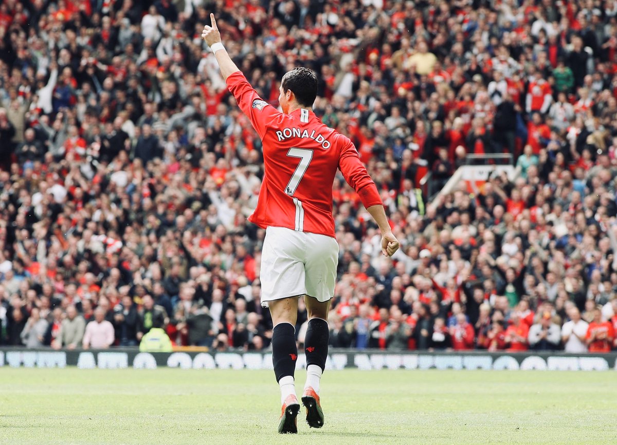 Rise and shine, Reds ☕7️⃣

📸 #PhotoOfTheDay 

#MUFC | <a href="/Cristiano/">Cristiano Ronaldo</a>