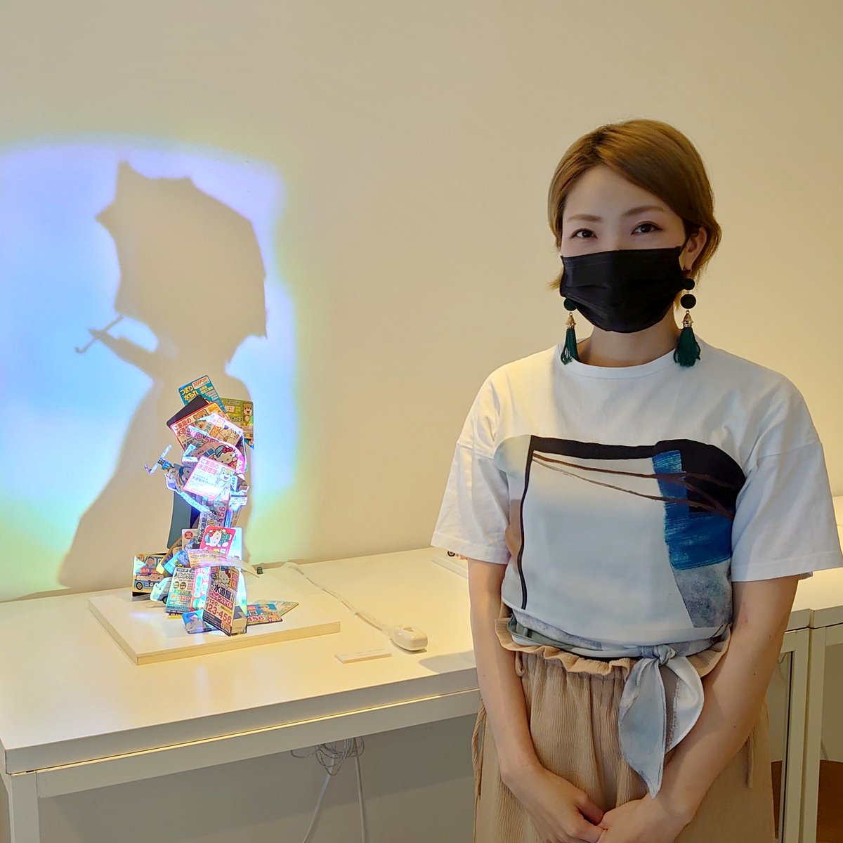 ABG_EBISU's tweet photo. 影絵アーティスト佐藤江未「Pride of Materials あつまるとつよい」9/6(月)まで。素材ごとに集め、そこに光を当てると浮かび上がる影アート作品。なんだか生きてるようにも見えてきたりする。ぜひ見に来てください!#shadowart #shadowartist #ebisuart #恵比寿ギャラリー #影絵 #影絵アート https://t.co/lNoczRWmGg