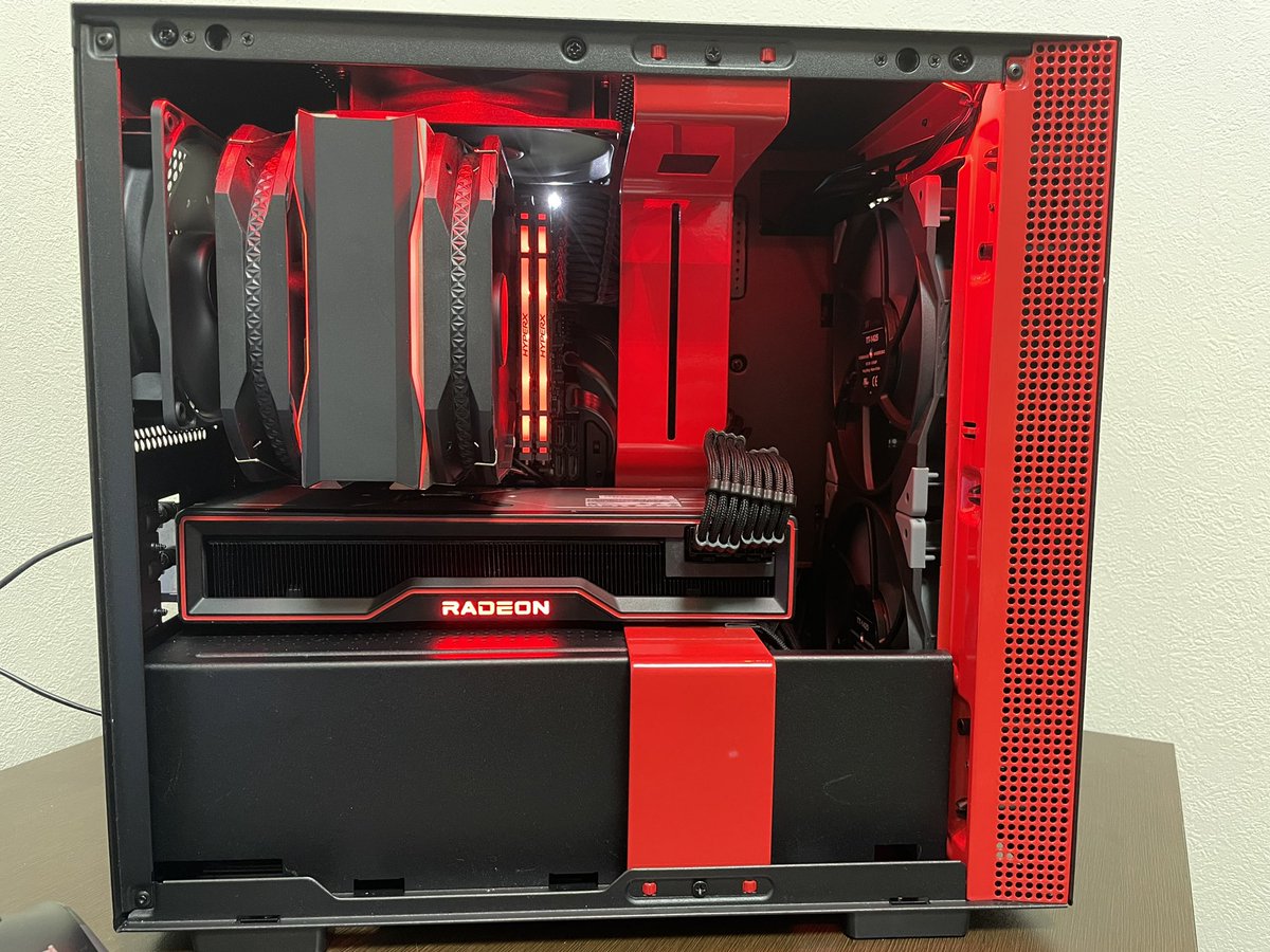 edamamePC's tweet photo. 次の動画はこれです‼️
6900XTリファレンスが際立つPCが出来たぞーい‼️
#NZXT
#H210
#ぎゅーぎゅー https://t.co/5Lq2QJPQae