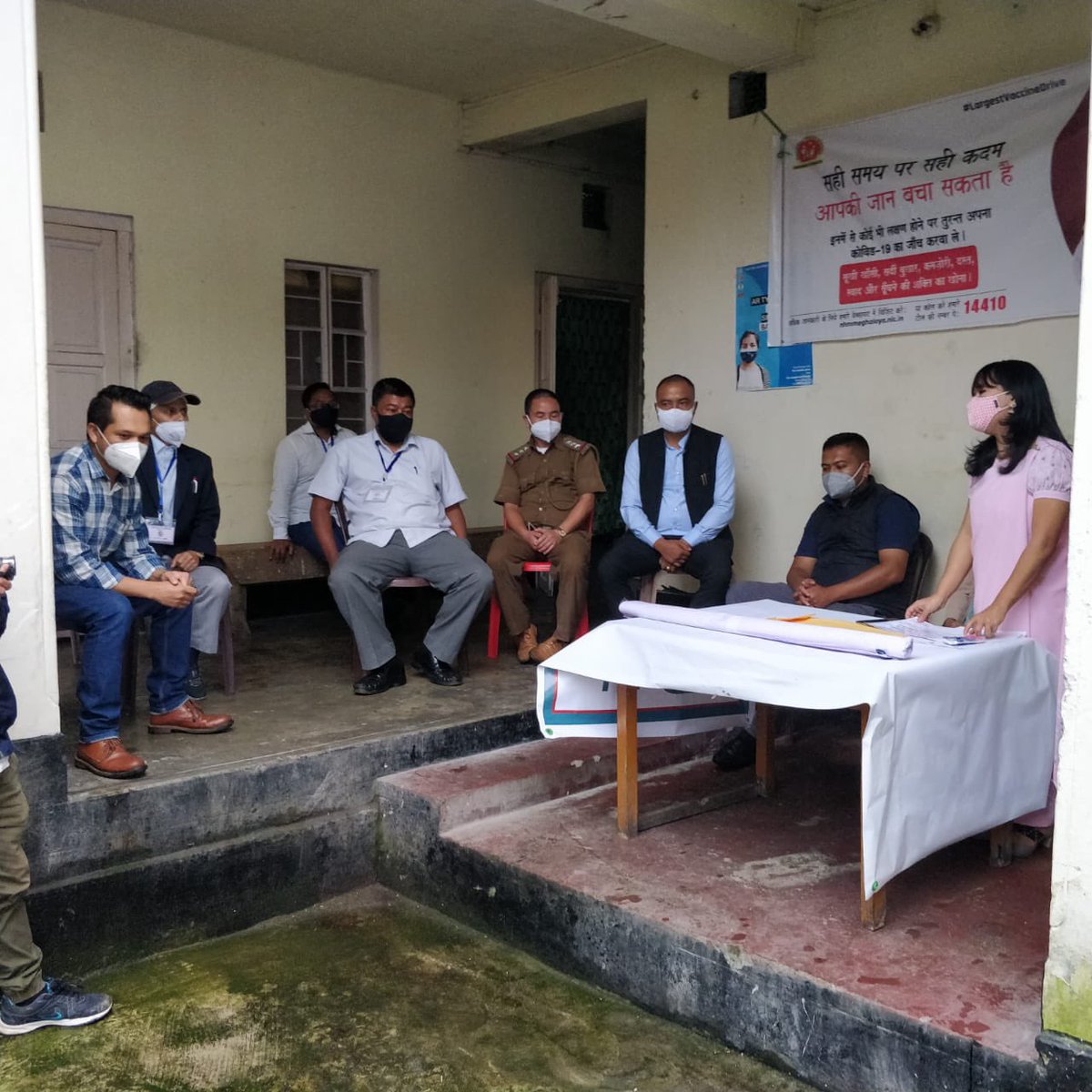 Vendors of Iewduh under basa khaw (rice market) and basa kot Felicitated by the DC’s Office in the presence of Incident Commander, ADMHO, Syiem of Hima Mylliem &amp; Executive Magistrates for achieving 100% vaccination status. Iewduh has been working hard to vaccinate all its vendors