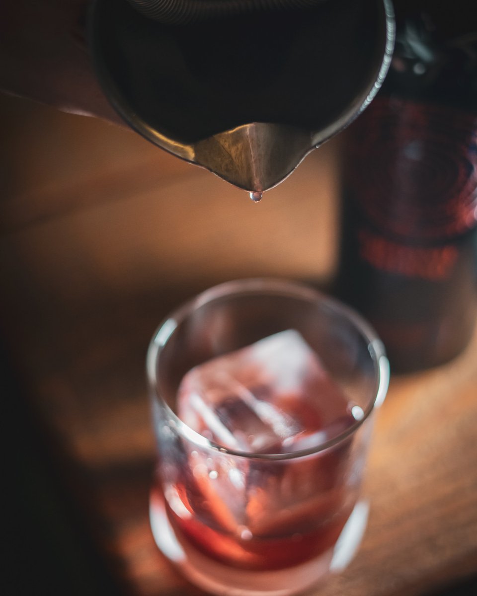 Forty shades of red and a whole weekend ahead of us  😈

#cocktailporn #negroni #vermouth #vermut #cocktails #cocktail #negronitime