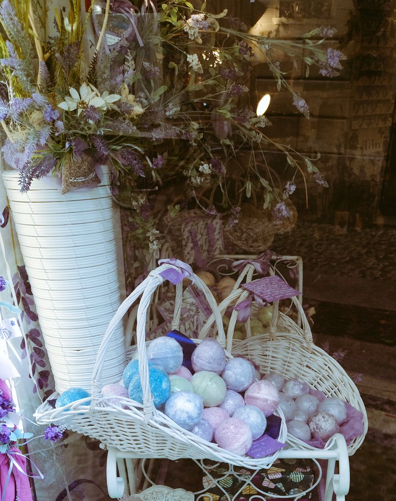 Bombe da bagno. Via Adamo del Pero 21