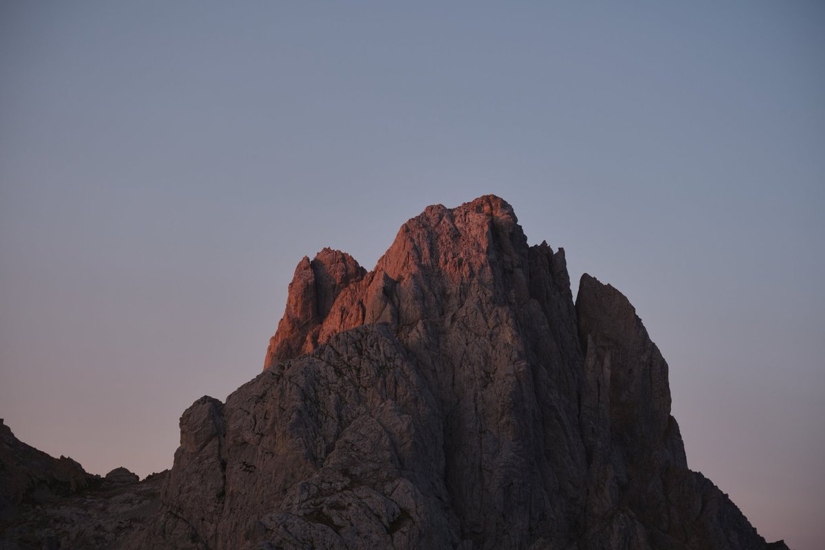 javialonsoph's tweet photo. Hilo de fotos de la pequeña aventura que tuvimos en Picos de Europa hace unas semanas 🏔️⬇️🏔️

Empezamos con los diferentes amaneceres y atardeceres que vivimos por ahí arriba 🌄 https://t.co/wAuLKnBrxq