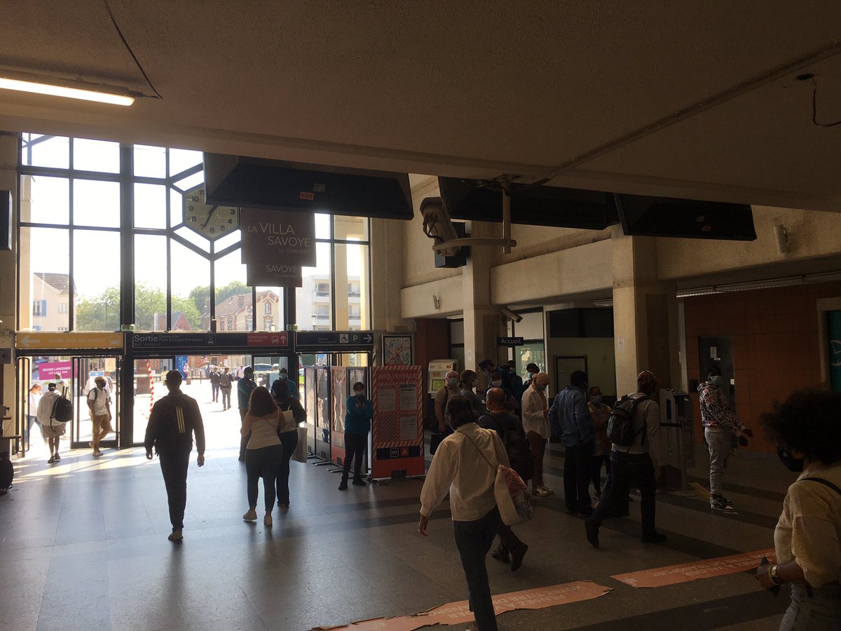 Isotherme8's tweet photo. @RATPgroup les emplois fictifs de Poissy...la team Bras Croisés ou les mains dans les poches....payés à rien foutre 😔 https://t.co/sYrrYiqzlg