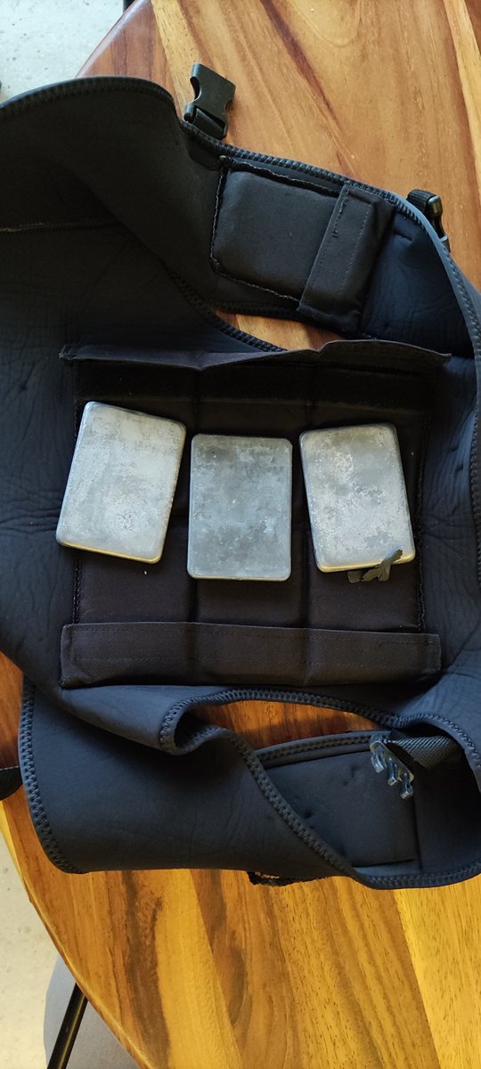 Protip: za več zabave na security checku, je dobr svojo opremo za podvodni ribolov nosit s seboj na letala.
Free bonus: vzem še svinčene uteži