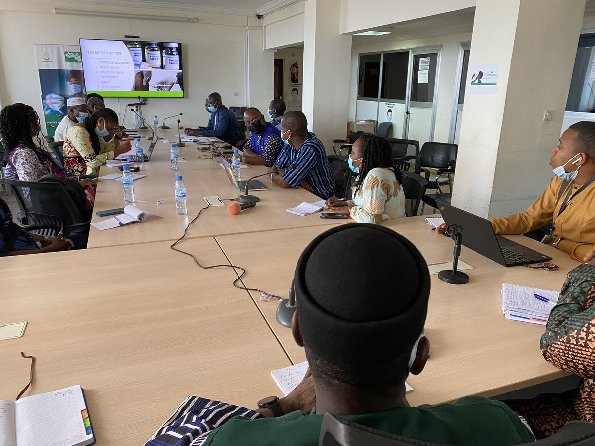 AgenceSecurite's tweet photo. Réunion préparatoire du lancement de la #vaccination dans les zones de grande mobilité (aéroport, gares débarcadères …le long du grand Conakry avec le syndicat des transporteurs. Il sera utilisé le vaccin monodose Jonhson and Jonhson pour cette vaccination. @OIMGuinee @layewone https://t.co/Knx8rCN2nf