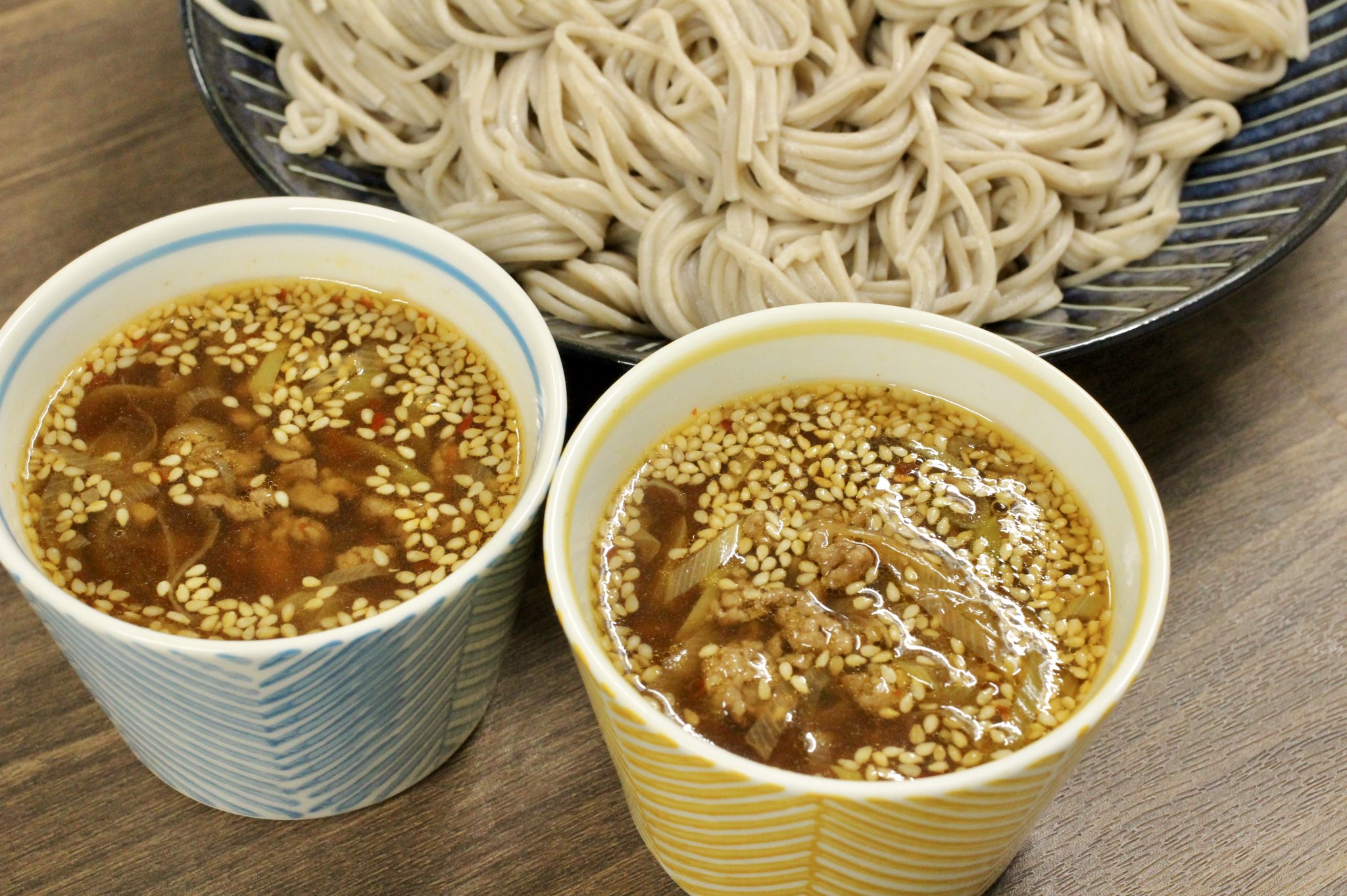 Twitter 上的 ぼく いらすと料理家 我が家の最高にうまい 旨辛つけそば は うどんやそうめんにも合う 小鍋で豚ひき肉150g にんにく小1 ねぎ3分の1本を炒め 水400ml 醤油とみりん70mlずつ 砂糖小2 豆板醤小さじ半分 1を加えてひと煮立ち 仕上げにごまと Twitter 上的 ぼく いらすと料理家 我が家の最高にうまい 旨辛つけそば は うどんやそうめんにも合う 小鍋で豚ひき肉150g にんにく小1 ねぎ3分の1本を炒め 水400ml 醤油とみりん70mlずつ 砂糖小2 豆板醤小さじ半分 1を加えてひと煮立ち 仕上げにごまと