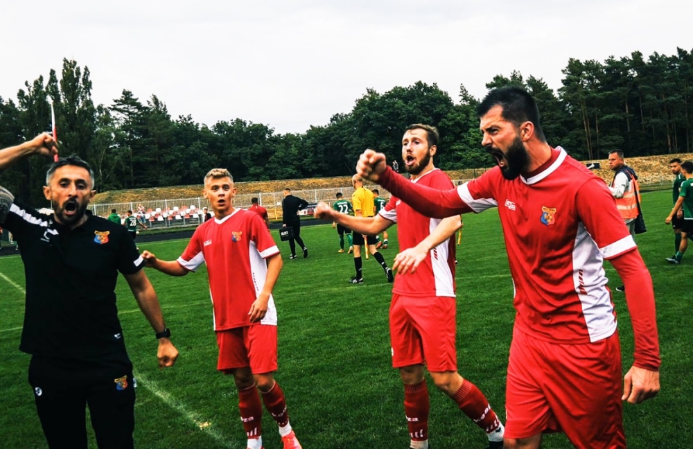 SportSlaski's tweet image. Zawodnicy @OdraWodzislaw, wracający do III Ligi po 7-letniej przerwie, zaliczyli udany start w nowych rozgrywkach. Beniaminek nie traci bowiem kontaktu z czołówką, a przy okazji stara się promować licznie zgromadzoną w kadrze młodzież ⚽💪

➡️ sportslaski.pl/artykul/odmlod…