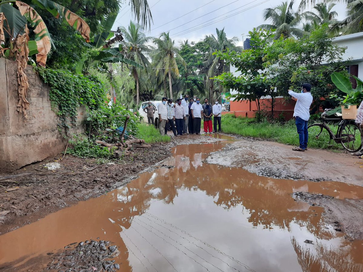 JanaSenaParty's tweet photo. ఆంధ్ర ప్రదేశ్ రోడ్ల దుస్థితి ��ై @JanaSenaParty డిజిటల్ క్యాంపైన్
తూర్పగోదావరి జిల్లా మమ్మిడివరం నియోజకవర్గం, ముమ్మిడివరం నుండి కాట్రేనికోన, అయినాపురం, నడవపల్లి, గెద్దనపల్లి గ్రామల రోడ్ల దుస్థితి
#JSPForAP_Roads https://t.co/vXIE71V45h