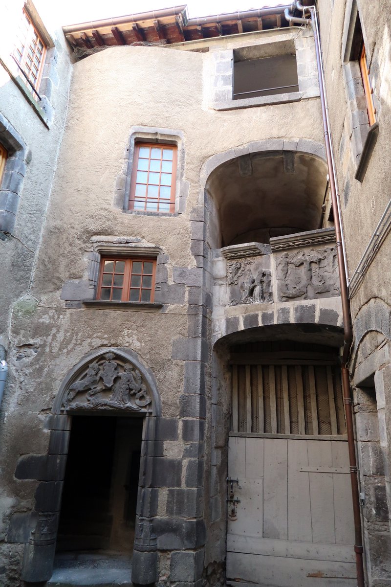 PMedievistes's tweet photo. 🧭 Plongée dans l'histoire de Montferrand

A partir du XIIème siècle et jusqu'en 1630, Montferrand était une ville comtale, puis autonome jusqu'à 1731, moment où l'édit de Troyes fusionnf ainsi les 2 villes de Clermont et Montferrand, longtemps rivales.
#medievaltwitter https://t.co/foUZT8uewv