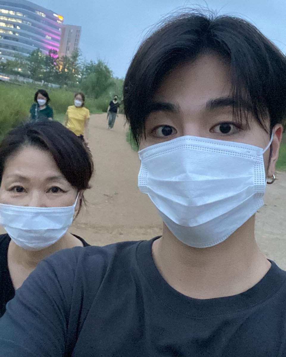 syh__bae's tweet photo. Junhoe IG update 
https://t.co/dIFHL2yPzD

"Photos taken by mom"

#iKON #아이콘 @YG_iKONIC https://t.co/Itb0bNj9PH
