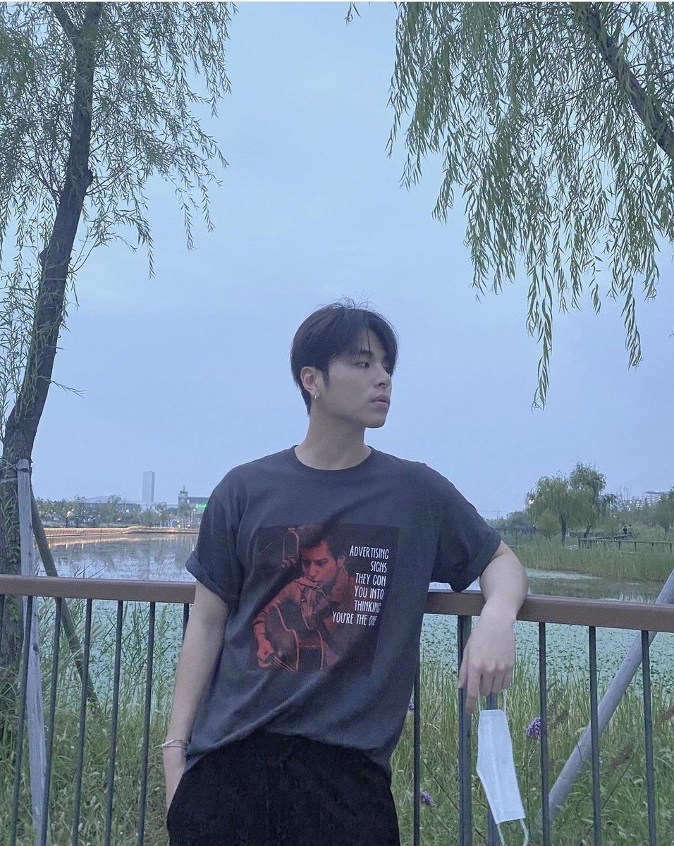 syh__bae's tweet photo. Junhoe IG update 
https://t.co/dIFHL2yPzD

"Photos taken by mom"

#iKON #아이콘 @YG_iKONIC https://t.co/Itb0bNj9PH