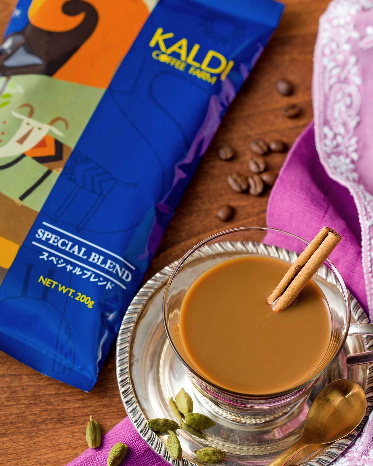 カルディコーヒーファーム スパイスで簡単アレンジ スパイシーなチャイ風ミルクコーヒー 涼しくなると飲みたくなる コク うま なコーヒーを チャイ風にアレンジ コーヒー粉にカルダモン シナモンを入れてドリップし クリーミーシュガー