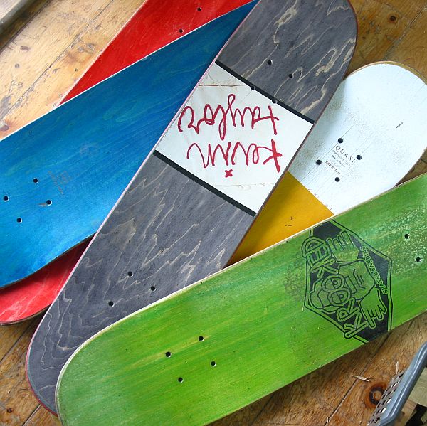 華茶 On Twitter スケボー 廃デッキ お願いして数少ない面白い色を探し出してもらう 滑り止めを剥がすのに苦戦する 廃材 ハンドメイド 誕生木 プレゼント 木工 勿体ない スケボー 廃デッキ 素材 Https T Co S5tae5olbq Twitter