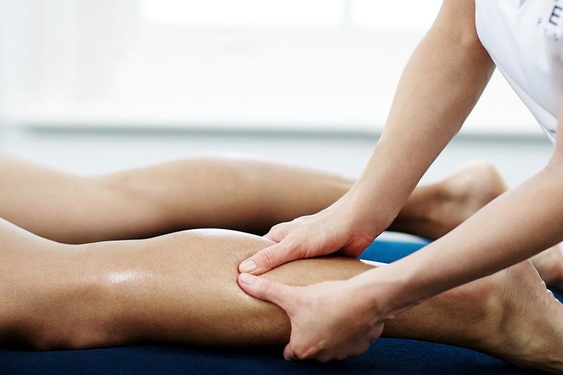 rodriguesrelax's tweet photo. #FridayFacts 

#sportsmassagetherapy involves the application of pressure to targeted muscles and connective tissues within the body. It includes stretching movements that improve flexibility, aid healing and prevent injuries. 

Book yours today >> https://t.co/EOLcEHVNbR https://t.co/tHX3z1pzJn