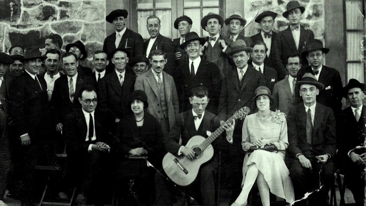 Impres_TVE's tweet photo. Nuestro #Imprescindibles de la semana es el folclorista Agapito Marazuela. Fue guitarrista, cantante, dulzainero y sobre todo investigador de la música popular que se estaba perdiendo.

🎥 "Agapito Marazuela, la estatua partida", de Lidia Martín. 

🗓️ Domingo, 21:30 en @la2_tve. https://t.co/0uEUooIB4S