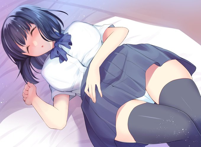 寝ている彼女にいたずらしちゃう? 