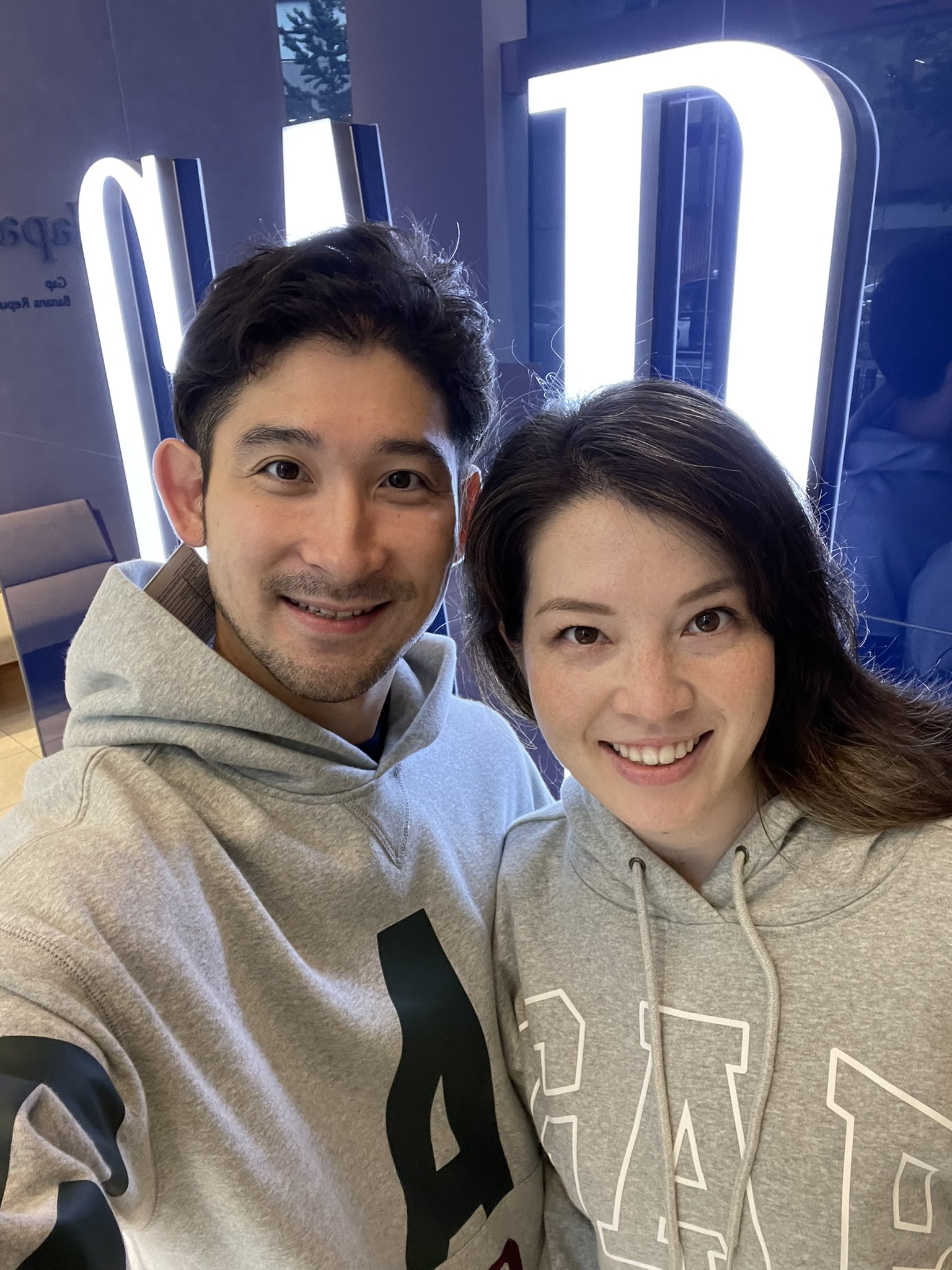 三宅 諒 Ryo Miyake 今日は妻とgapさんにお邪魔させていただきました 突然の訪問にもかかわらずとても気さくに対応していただきました 楽しい時間をありがとうございました 記念にお店のロゴ前でペアルックコーデを Gap ペアルック T