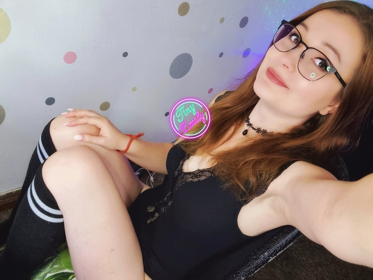TinyEmily1's tweet photo. Wann beginnt das Wochenstart bei dir? π
#girlwithglasses #newpost #selfietime #happy #friday #tgif #soonweekend https://t.co/zwO4vSyFdS