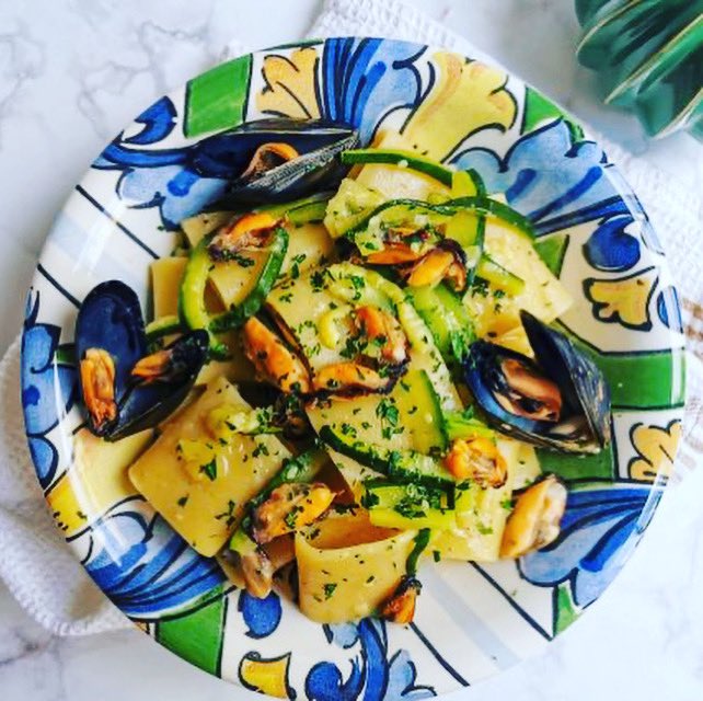 CucinaChicca's tweet photo. 👇‼️❌ RICETTA DEL GIORNO FACILE E VELOCE PASTA 🍝 ZUCCHINE E COZZE ❌‼️👇 ⬇ Iscrivetevi al mio canale YouTube ogni settimana una nuova ricetta🔴⬇ #food #foodporn #cucina #italianfood #foodblogger #instafood #italy #foodie #foodlover #chef #foodphotography #cibo #italia #insta https://t.co/bybJhz6Jhr