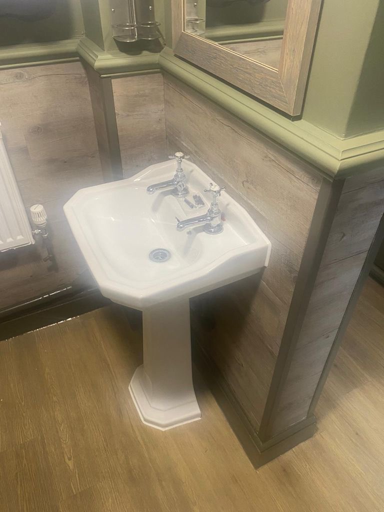 FutureMastics's tweet photo. Working on the Kings Arms an 18th-century pub and inn in the heart of Melksham. #mastic #masticman #masticcompany #masticcontractor #sealant #sealantapplication #sealantcompany #sealantcontractor #Melksham #Wiltshire #southwest https://t.co/EuCugJw8l0