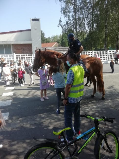 🐴👮‍♂La patrouille équestre présente aux abords de nos écoles.

Lors de cette rentrée scolaire, la patrouille équestre de la <a href="/PoliceNat59/">Police Nationale 59</a> était présente aux abords des écoles.

La brigade réalisera des temps d’échanges avec les écoliers dans le cadre d’ateliers de prévention.