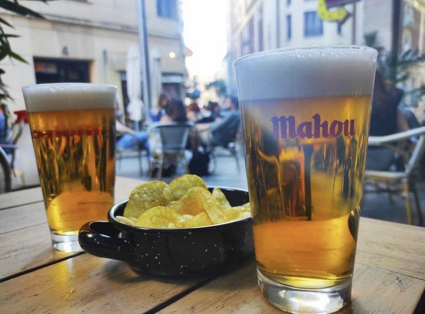 elbudafeliz1974's tweet photo. ¡Ya es #viernes! ¿Quién se apunta a tomar unas #cerves por el centro de #madrid? ¿Todavía no conoces nuestra terraza? Te esperamos en📍C/Tudescos 5 🍻😍

Foto📸👉🏼@cervezaspormadrid

#enjoy #terrazasconencanto #terrazasmadrid #terraceomadrid #terraceo #cerveza #beer https://t.co/MIDDKx7duV