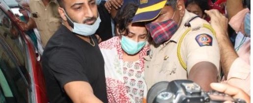 NewsNationTV's tweet image. शहनाज गिल भी ओशिवारा श्मशान घाट पहुंच चुकी हैं. शहनाज को पुलिस के प्रोटेक्शन के साथ लाया गया है. 
@NewsNationTV 

Click on the for Live Updates :-
bit.ly/3mYV3tn

#SiddharthShukla #SidharthShuklaDeath