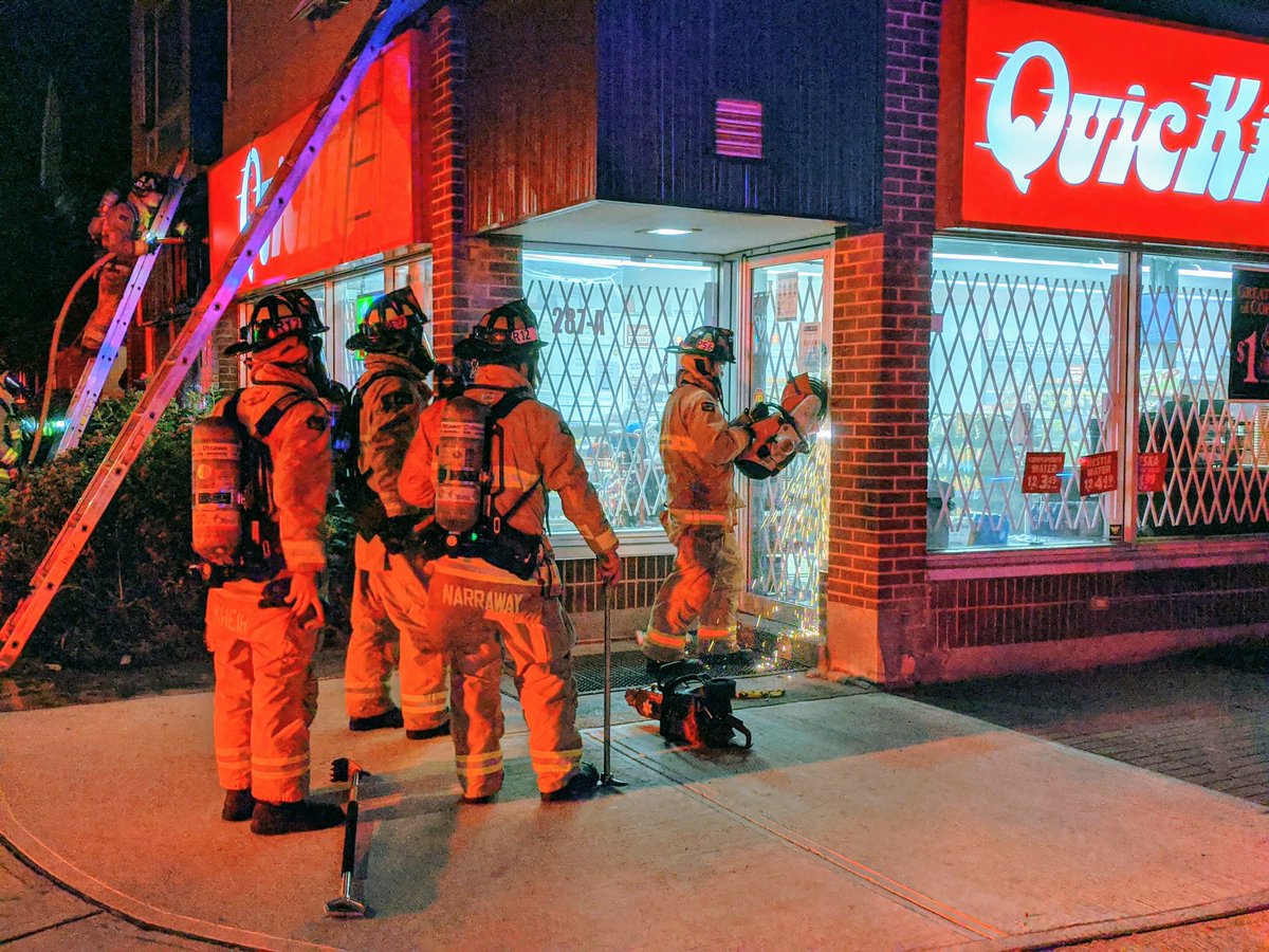OFSFirePhoto's tweet photo. Ottawa Fire on scene of a Working Fire on Somerset ST E at Russell AV in Sandy Hill. Building is a 3-storey mixed use. Fire is contained to one unit on the ground floor. No injuries reported and a @OttFire Fire Investigator has been dispatched. #ottnews #OttFire #OttCity https://t.co/H4ykubxaXi